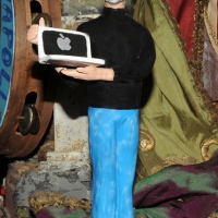 Foto Nicoloro G. 24/12/2011 Napoli E' tradizione che gli artigiani presepiali della storica Via San Gregorio Armeno creino non solo pastori e presepi ma volgano anche l' attenzione ai personaggi della cronaca per poi farne statuine. nella foto la statuina di Steve Jobs