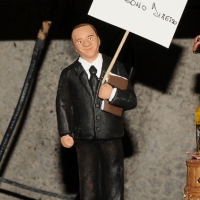 Foto Nicoloro G. 24/12/2011 Napoli E' tradizione che gli artigiani presepiali della storica Via San Gregorio Armeno creino non solo pastori e presepi ma volgano anche l' attenzione ai personaggi della cronaca per poi farne statuine. nella foto la statuina di Silvio Berlusconi