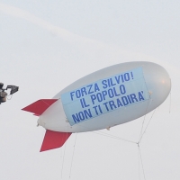 Foto Nicoloro G. 11/02/2011 Rho Fiera Milano Assemblea Costituente di " Futuro e Liberta' " che ha visto la partecipazione di delegati da tutt' Italia. nella foto Un pallone con scritte in sostegno di Berlusconi