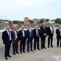 Foto Nicoloro G.  12/06/2015   Ravenna   Assemblea generale della Confindustria di Ravenna, sul tema \" Impresa e Giustizia \", nell\' ambito dei festeggiamenti per i 70 anni dell\' Organizzazione ravennate. nella foto un gruppo di convenuti sullo sfondo della Darsena.