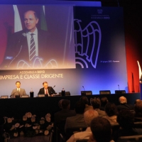 Foto Nicoloro G. 29/06/2012 Ravenna Si e’ svolta l’ annuale assemblea generale di Confindustria Ravenna alla presenza del ministro dello Sviluppo Economico, Corrado Passera, e del presidente di Confindustria, Giorgio Squinzi. nella foto Corrado Passera ed la platea dei partecipanti