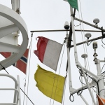 Foto Nicoloro G.   22/11/2023   Porto Corsini ( Ravenna )   La nave ong di Medici senza Frontiere \' Geo Barents \'  ha attraccato a Porto Corsini con a bordo 57 migranti salvati da un barcone di legno nella zona di Malta. I 57 migranti, 44 adulti e 13 minori tutti uomini, provenivano dal Bangladesh, da Sud Sudan, Egitto, Etiopia, Eritrea e Pakistan. nella foto sventola la bandiera gialla che segnala la presenza a bordo di soggetti infetti, nello specifico con scabbia.