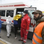 Foto Nicoloro G.   22/11/2023   Porto Corsini ( Ravenna )   La nave ong di Medici senza Frontiere ' Geo Barents '  ha attraccato a Porto Corsini con a bordo 57 migranti salvati da un barcone di legno nella zona di Malta. I 57 migranti, 44 adulti e 13 minori tutti uomini, provenivano dal Bangladesh, da Sud Sudan, Egitto, Etiopia, Eritrea e Pakistan. nella foto i migranti vengono fatti salire su un mezzo della Croce Rossa per essere trsportati in una struttura per gli accertamenti e le visite mediche accurate.