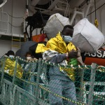Foto Nicoloro G.   22/11/2023   Porto Corsini ( Ravenna )   La nave ong di Medici senza Frontiere ' Geo Barents '  ha attraccato a Porto Corsini con a bordo 57 migranti salvati da un barcone di legno nella zona di Malta. I 57 migranti, 44 adulti e 13 minori tutti uomini, provenivano dal Bangladesh, da Sud Sudan, Egitto, Etiopia, Eritrea e Pakistan. nella foto lo sbarco dei migranti.