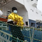 Foto Nicoloro G.   22/11/2023   Porto Corsini ( Ravenna )   La nave ong di Medici senza Frontiere ' Geo Barents '  ha attraccato a Porto Corsini con a bordo 57 migranti salvati da un barcone di legno nella zona di Malta. I 57 migranti, 44 adulti e 13 minori tutti uomini, provenivano dal Bangladesh, da Sud Sudan, Egitto, Etiopia, Eritrea e Pakistan. nella foto lo sbarco dei migranti.
