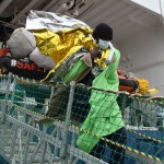 Foto Nicoloro G.   22/11/2023   Porto Corsini ( Ravenna )   La nave ong di Medici senza Frontiere ' Geo Barents '  ha attraccato a Porto Corsini con a bordo 57 migranti salvati da un barcone di legno nella zona di Malta. I 57 migranti, 44 adulti e 13 minori tutti uomini, provenivano dal Bangladesh, da Sud Sudan, Egitto, Etiopia, Eritrea e Pakistan. nella foto lo sbarco dei migranti.