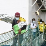 Foto Nicoloro G.   22/11/2023   Porto Corsini ( Ravenna )   La nave ong di Medici senza Frontiere ' Geo Barents '  ha attraccato a Porto Corsini con a bordo 57 migranti salvati da un barcone di legno nella zona di Malta. I 57 migranti, 44 adulti e 13 minori tutti uomini, provenivano dal Bangladesh, da Sud Sudan, Egitto, Etiopia, Eritrea e Pakistan. nella foto lo sbarco dei migranti.