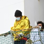Foto Nicoloro G.   22/11/2023   Porto Corsini ( Ravenna )   La nave ong di Medici senza Frontiere ' Geo Barents '  ha attraccato a Porto Corsini con a bordo 57 migranti salvati da un barcone di legno nella zona di Malta. I 57 migranti, 44 adulti e 13 minori tutti uomini, provenivano dal Bangladesh, da Sud Sudan, Egitto, Etiopia, Eritrea e Pakistan. nella foto lo sbarco dei migranti.