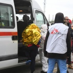Foto Nicoloro G.   22/11/2023   Porto Corsini ( Ravenna )   La nave ong di Medici senza Frontiere ' Geo Barents '  ha attraccato a Porto Corsini con a bordo 57 migranti salvati da un barcone di legno nella zona di Malta. I 57 migranti, 44 adulti e 13 minori tutti uomini, provenivano dal Bangladesh, da Sud Sudan, Egitto, Etiopia, Eritrea e Pakistan. nella foto i migranti vengono fatti salire su un mezzo della Croce Rossa per essere trsportati in una struttura per gli accertamenti e le visite mediche accurate.