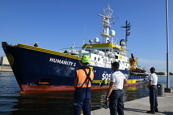Foto Nicoloro G. 18/08/2026 Ravenna E' approdata nel porto di Ravenna la nave ong Humanity 1 con a bordo 73 migranti dei quali 15 sono minori e 5 sono donne di cui una minore. La maggior parte proviene dal Sudan e altri dal Senegal. E' questo il 28° sbarco nel porto di Ravenna. nella foto l' arrivo in porto della nave ong Humanity 1.