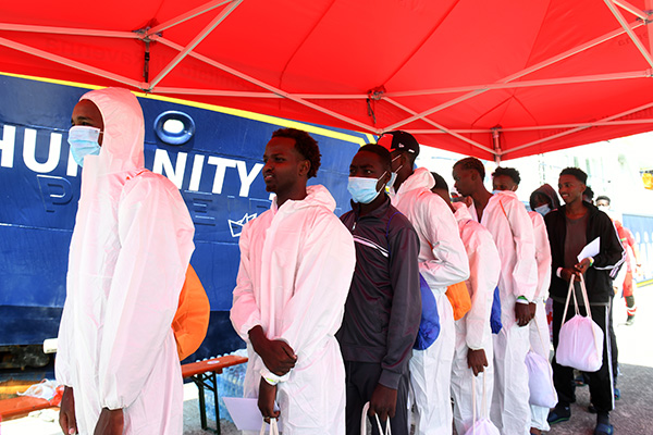 Foto Nicoloro G.   18/08/2026  Ravenna  E' approdata nel porto di Ravenna la nave ong Humanity 1 con a bordo 73 migranti dei quali 15 sono minori e 5 sono donne di cui una minore. La maggior parte proviene dal Sudan e altri dal Senegal. E' questo il 28° sbarco nel porto di Ravenna. nella foto un momento dello sbarco.