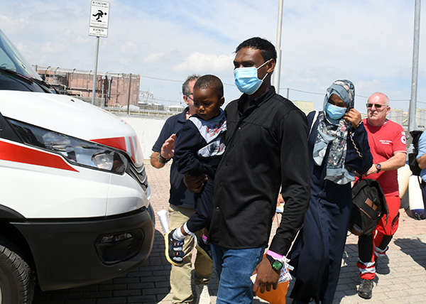 Foto Nicoloro G.   18/08/2026  Ravenna  E' approdata nel porto di Ravenna la nave ong Humanity 1 con a bordo 73 migranti dei quali 15 sono minori e 5 sono donne di cui una minore. La maggior parte proviene dal Sudan e altri dal Senegal. E' questo il 28° sbarco nel porto di Ravenna. nella foto un momento dello sbarco di una famiglia.