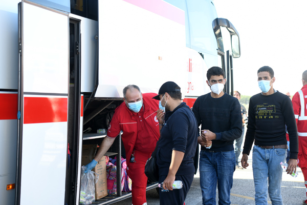 Foto Nicoloro G.   25/09/2023   Porto Corsini  ( RA )   Ha attraccato alla banchina di Porto Corsini (RA) la nave Life Support di Emergency con 28 migranti a bordo, di cui 11 adulti, nove donne e 8 minori accompagnati. La maggior parte di origine siriana e cinque libici. Appena sbarcati sono stati trasferiti su un autobus della Croce Rossa e portati all' ospedale di Ravenna per accertamenti e identificazione. nella foto i naufraghi appena sbarcati vengono accompagnati sull' autobus della Croce Rossa che li portera' all' ospedale di Ravenna per accertamenti accurati ed identificazione.