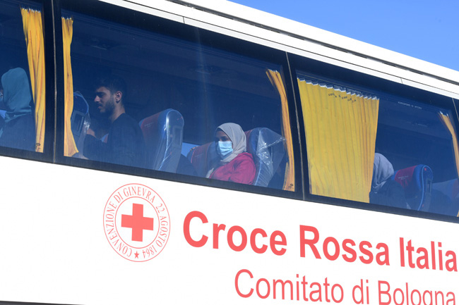 Foto Nicoloro G.   25/09/2023   Porto Corsini  ( RA )   Ha attraccato alla banchina di Porto Corsini (RA) la nave Life Support di Emergency con 28 migranti a bordo, di cui 11 adulti, nove donne e 8 minori accompagnati. La maggior parte di origine siriana e cinque libici. Appena sbarcati sono stati trasferiti su un autobus della Croce Rossa e portati all' ospedale di Ravenna per accertamenti e identificazione. nella foto alcuni naufraghi sull' autobus della Croce Rossa che li portera' all' ospedale di Ravenna.