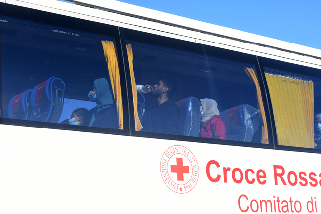 Foto Nicoloro G.   25/09/2023   Porto Corsini  ( RA )   Ha attraccato alla banchina di Porto Corsini (RA) la nave Life Support di Emergency con 28 migranti a bordo, di cui 11 adulti, nove donne e 8 minori accompagnati. La maggior parte di origine siriana e cinque libici. Appena sbarcati sono stati trasferiti su un autobus della Croce Rossa e portati all' ospedale di Ravenna per accertamenti e identificazione. nella foto alcuni naufraghi sull' autobus della Croce Rossa che li portera' all' ospedale di Ravenna.