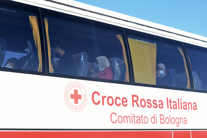 Foto Nicoloro G.   25/09/2023   Porto Corsini  ( RA )   Ha attraccato alla banchina di Porto Corsini (RA) la nave Life Support di Emergency con 28 migranti a bordo, di cui 11 adulti, nove donne e 8 minori accompagnati. La maggior parte di origine siriana e cinque libici. Appena sbarcati sono stati trasferiti su un autobus della Croce Rossa e portati all' ospedale di Ravenna per accertamenti e identificazione. nella foto alcuni naufraghi sull' autobus della Croce Rossa che li portera' all' ospedale di Ravenna.