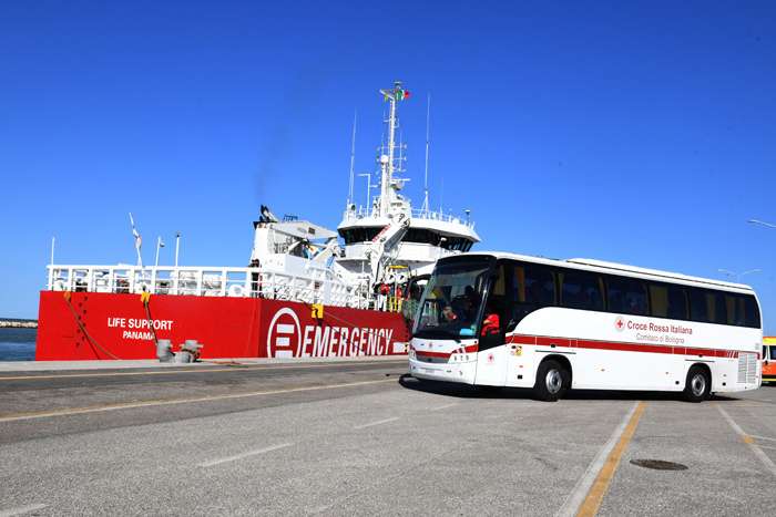 25/09/2023   Porto Corsini  ( RA )   Ha attraccato alla banchina di Porto Corsini (RA) la nave Life Support di Emergency con a bordo 28 naufraghi, di cui 11 adulti, nove donne e 8 minori accompagnati. La maggior parte di origine siriana e cinque libici. Appena sbarcati sono stati trasferiti su un autobus della Croce Rossa e portati all' ospedale di Ravenna per accertamenti e identificazione. nella foto l' autobus della Croce Rossa parte per l' ospedale di Ravenna.