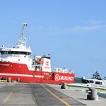Foto Nicoloro G.   25/09/2023   Porto Corsini  ( RA )   Ha attraccato alla banchina di Porto Corsini (RA) la nave Life Support di Emergency con 28 naufraghi a bordo, di cui 11 adulti, nove donne e 8 minori accompagnati. La maggior parte di origine siriana e cinque libici. Appena sbarcati sono stati trasferiti su un autobus della Croce Rossa e portati all\' ospedale di Ravenna per accertamenti e identificazione. nella foto la nave Life Support arriva alla banchina di Porto Corsini.