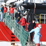 Foto Nicoloro G.   25/09/2023   Porto Corsini  ( RA )   Ha attraccato alla banchina di Porto Corsini (RA) la nave Life Support di Emergency con 28 naufraghi a bordo, di cui 11 adulti, nove donne e 8 minori accompagnati. La maggior parte di origine siriana e cinque libici. Appena sbarcati sono stati trasferiti su un autobus della Croce Rossa e portati all\' ospedale di Ravenna per accertamenti e identificazione. nella foto lo sbarco di alcuni naufraghi.