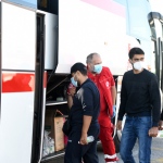 Foto Nicoloro G.   25/09/2023   Porto Corsini  ( RA )   Ha attraccato alla banchina di Porto Corsini (RA) la nave Life Support di Emergency con 28 migranti a bordo, di cui 11 adulti, nove donne e 8 minori accompagnati. La maggior parte di origine siriana e cinque libici. Appena sbarcati sono stati trasferiti su un autobus della Croce Rossa e portati all' ospedale di Ravenna per accertamenti e identificazione. nella foto i migranti appena sbarcati vengono accompagnati sull' autobus della Croce Rossa che li portera' all' ospedale di Ravenna per accertamenti accurati ed identificazione.