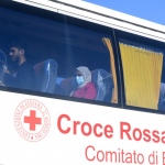 Foto Nicoloro G.   25/09/2023   Porto Corsini  ( RA )   Ha attraccato alla banchina di Porto Corsini (RA) la nave Life Support di Emergency con 28 migranti a bordo, di cui 11 adulti, nove donne e 8 minori accompagnati. La maggior parte di origine siriana e cinque libici. Appena sbarcati sono stati trasferiti su un autobus della Croce Rossa e portati all' ospedale di Ravenna per accertamenti e identificazione. nella foto alcuni naufraghi sull' autobus della Croce Rossa che li portera' all' ospedale di Ravenna.