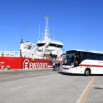 25/09/2023   Porto Corsini  ( RA )   Ha attraccato alla banchina di Porto Corsini (RA) la nave Life Support di Emergency con a bordo 28 naufraghi, di cui 11 adulti, nove donne e 8 minori accompagnati. La maggior parte di origine siriana e cinque libici. Appena sbarcati sono stati trasferiti su un autobus della Croce Rossa e portati all' ospedale di Ravenna per accertamenti e identificazione. nella foto l' autobus della Croce Rossa parte per l' ospedale di Ravenna.
