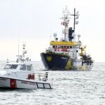 Foto Nicoloro G.   25/04/2023   Porto Corsini ( Ravenna )   E\' attraccata al molo di Porto Corsini la MV Humanity 1 con a bordo 69 miigranti, di cui 39 provenienti dal Sudan, e i rimanenti da diversi paesi dell\' Africa. Tra tutti si contano una sola donna e 20 minori non accompagnati. nella foto l\' arrivo in porto della MV Humanity 1.