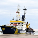 Foto Nicoloro G.   25/04/2023   Porto Corsini ( Ravenna )   E' attraccata al molo di Porto Corsini la MV Humanity 1 con a bordo 69 miigranti, di cui 39 provenienti dal Sudan, e i rimanenti da diversi paesi dell' Africa. Tra tutti si contano una sola donna e 20 minori non accompagnati. nella foto l' arrivo in porto della MV Humanity 1.