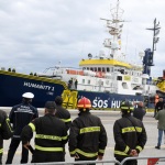 Foto Nicoloro G.   25/04/2023   Porto Corsini ( Ravenna )   E' attraccata al molo di Porto Corsini la MV Humanity 1 con a bordo 69 miigranti, di cui 39 provenienti dal Sudan, e i rimanenti da diversi paesi dell' Africa. Tra tutti si contano una sola donna e 20 minori non accompagnati. nella foto l' arrivo in porto della MV Humanity 1.