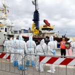 Foto Nicoloro G.   25/04/2023   Porto Corsini ( Ravenna )   E' attraccata al molo di Porto Corsini la MV Humanity 1 con a bordo 69 miigranti, di cui 39 provenienti dal Sudan, e i rimanenti da diversi paesi dell' Africa. Tra tutti si contano una sola donna e 20 minori non accompagnati. nella foto un gruppo di personale medico in attesa di salire a bordo della Humanity 1 per i controlli preliminari.
