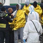 Foto Nicoloro G.   25/04/2023   Porto Corsini ( Ravenna )   E' attraccata al molo di Porto Corsini la MV Humanity 1 con a bordo 69 miigranti, di cui 39 provenienti dal Sudan, e i rimanenti da diversi paesi dell' Africa. Tra tutti si contano una sola donna e 20 minori non accompagnati. nella foto lo sbarco di alcuni migranti e l' ultimo saluto ai volontari che li hanno salvati e accompagnati durante il viaggio.
