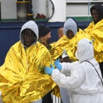 Foto Nicoloro G.   25/04/2023   Porto Corsini ( Ravenna )   E' attraccata al molo di Porto Corsini la MV Humanity 1 con a bordo 69 miigranti, di cui 39 provenienti dal Sudan, e i rimanenti da diversi paesi dell' Africa. Tra tutti si contano una sola donna e 20 minori non accompagnati. nella foto lo sbarco di alcuni migranti.