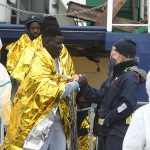 Foto Nicoloro G.   25/04/2023   Porto Corsini ( Ravenna )   E' attraccata al molo di Porto Corsini la MV Humanity 1 con a bordo 69 miigranti, di cui 39 provenienti dal Sudan, e i rimanenti da diversi paesi dell' Africa. Tra tutti si contano una sola donna e 20 minori non accompagnati. nella foto lo sbarco di alcuni migranti e l' ultimo saluto ai volontari che li hanno salvati e accompagnati durante il viaggio.