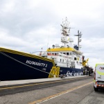 Foto Nicoloro G.   25/04/2023   Porto Corsini ( Ravenna )   E' attraccata al molo di Porto Corsini la MV Humanity 1 con a bordo 69 miigranti, di cui 39 provenienti dal Sudan, e i rimanenti da diversi paesi dell' Africa. Tra tutti si contano una sola donna e 20 minori non accompagnati. nella foto la MV Humanity 1 attraccata al molo.