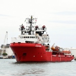 Foto Nicoloro G.   30/10/2023   Ravenna   Sbarcata a Marina di Ravenna la nave Ocean Viking con a bordo 47 migranti di cui 29 tratti in salvo al largo della Libia e 18 soccorsi durante la navigazione verso Ravenna. Tra tutti ci sono 11 minori non accompagnati di cui due saranno destinati a Matera  in una struttura del progetto FAMI. nella foto la nave Ocean Viking entra in porto.