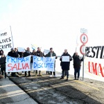 Foto Nicoloro G.   31/12/2022   Porto Corsini ( Ravenna )   La nave Ocean Viking con 113 migranti a bordo ha attraccato alla banchina del Terminal Crociere di Porto Corsini. nella foto un gruppo di attivisti della Mediterranea  Saving Humans da il benvenuto ai migranti.