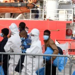 Foto Nicoloro G.   31/12/2022   Porto Corsini ( Ravenna )   La nave Ocean Viking con 113 migranti a bordo ha attraccato alla banchina del Terminal Crociere di Porto Corsini. nella foto donne con figli si portano alla prima accoglienza.