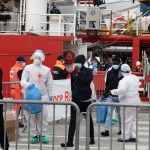 Foto Nicoloro G.   31/12/2022   Porto Corsini ( Ravenna )   La nave Ocean Viking con 113 migranti a bordo ha attraccato alla banchina del Terminal Crociere di Porto Corsini. nella foto alcuni migranti si dirigono verso la prima accoglienza.