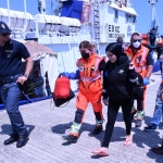 Foto Nicoloro G.   19/07/2024   Ravenna   E\' approdata nel porto di Ravenna la nave ong Aita Mari con a bordo 34 migranti dei quali 24 provenienti dalla Siria, 6 dal Bangladesh, 3 dall\' Egitto e 1 dalla Nigeria.. nella foto la prima a scendere una donna incinta.