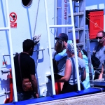 Foto Nicoloro G.   19/07/2024   Ravenna   E\' approdata nel porto di Ravenna la nave ong Aita Mari con a bordo 34 migranti dei quali 24 provenienti dalla Siria, 6 dal Bangladesh, 3 dall\' Egitto e 1 dalla Nigeria.. nella foto un abbraccio di commiato dopo giorni trascorsi insieme per mare.