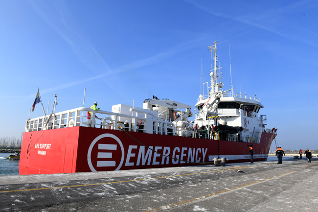 Foto Nicoloro G.   21/03/2024   Porto Corsini - Ravenna   Ha attraccato al terminal di Porto Corsini la nave Ong ' Life Support ' di Emergwncy con a bordo 71 migranti, 70 uomini, dei quali 3 minori, e 1 donna.  In particolare 61 vengono dal Bangladesh, 9 dall' Eritrea e 1 dall' Egitto. nella foto la nave Ong Life Support di Emergency.