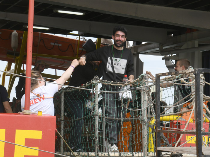 Foto Nicoloro G.   25/05/2024   Ravenna   E' approdata nel porto di Ravenna la nave ong Sea Eye con a bordo 52 migranti di cui 6 minori. nella foto un ultimo saluto di ringraziamento dopo giorni di navigazione.