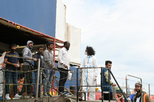 Foto Nicoloro G.   25/05/2024   Ravenna   E' approdata nel porto di Ravenna la nave ong Sea Eye con a bordo 52 migranti di cui 6 minori. nella foto un momento dello sbarco.