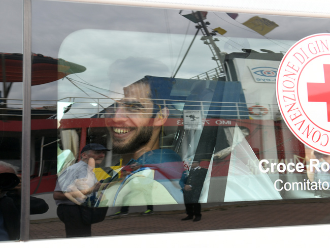 Foto Nicoloro G.   25/05/2024   Ravenna   E' approdata nel porto di Ravenna la nave ong Sea Eye con a bordo 52 migranti di cui 6 minori. nella foto un migrante sull' autobus della Croce Rossa che lo portera' con gli altri in una sruttura per il riconoscimento e assistenza medica piu' approfondita.