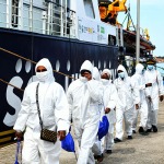 Foto Nicoloro G.   13/05/2025   Ravenna   E\' approdata nel porto di Ravenna la nave ong tedesca Humanity 1 con a bordo 125 migranti. Tra tutti anche 4 donne e circa 50 minori non accompagnati. La maggior parte provenienti dall\' Eritrea e dall\' Etiopia, ma anche dal Sudan, dall\' Efitto e dal Pakistan. Nei racconti dei migranti le testimonianze delle tante difficolta\' per sfuggire alle guerre prima e alle torture dei libici dopo. Alcuni hanno raccontato di essere stati rapiti e venduti come schiavi. nella foto un momento dello sbarco.
