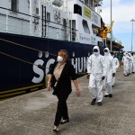 Foto Nicoloro G.   13/05/2025   Ravenna   E' approdata nel porto di Ravenna la nave ong tedesca Humanity 1 con a bordo 125 migranti. Tra tutti anche 4 donne e circa 50 minori non accompagnati. La maggior parte provenienti dall' Eritrea e dall' Etiopia, ma anche dal Sudan, dall' Efitto e dal Pakistan. Nei racconti dei migranti le testimonianze delle tante difficolta' per sfuggire alle guerre prima e alle torture dei libici dopo. Alcuni hanno raccontato di essere stati rapiti e venduti come schiavi. nella foto anche l' assessora Federica Moschini aiuta i migranti nello sbarco.