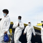 Foto Nicoloro G.   13/05/2025   Ravenna   E' approdata nel porto di Ravenna la nave ong tedesca Humanity 1 con a bordo 125 migranti. Tra tutti anche 4 donne e circa 50 minori non accompagnati. La maggior parte provenienti dall' Eritrea e dall' Etiopia, ma anche dal Sudan, dall' Efitto e dal Pakistan. Nei racconti dei migranti le testimonianze delle tante difficolta' per sfuggire alle guerre prima e alle torture dei libici dopo. Alcuni hanno raccontato di essere stati rapiti e venduti come schiavi. nella foto un momento dello sbarco.