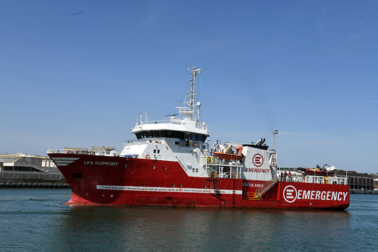 22/04/2025   Ravenna   Ha attraccato al porto di Ravenna la nave ong Life Support di Emergency con a bordo 82 migranti tra cui 11 donne,  una donna incinta al sesto mese, 2 donne minori non accompagnate, 23  uomini minori non accompagnati, 1 bambino e una bambina  accompagnati. Tutti partiti dalla Libia provengono dal Sudan, dall' Eritrea, dall' Etiopia, dal Ghana, dal Togo e dalla Nigeria. nella foto l' arrivo della nave Life Support nel porto di Ravenna.