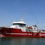 22/04/2025   Ravenna   Ha attraccato al porto di Ravenna la nave ong Life Support di Emergency con a bordo 82 migranti tra cui 11 donne,  una donna incinta al sesto mese, 2 donne minori non accompagnate, 23  uomini minori non accompagnati, 1 bambino e una bambina  accompagnati. Tutti partiti dalla Libia provengono dal Sudan, dall\' Eritrea, dall\' Etiopia, dal Ghana, dal Togo e dalla Nigeria. nella foto l\' arrivo della nave Life Support nel porto di Ravenna.