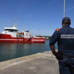 22/04/2025   Ravenna   Ha attraccato al porto di Ravenna la nave ong Life Support di Emergency con a bordo 82 migranti tra cui 11 donne,  una donna incinta al sesto mese, 2 donne minori non accompagnate, 23  uomini minori non accompagnati, 1 bambino e una bambina  accompagnati. Tutti partiti dalla Libia provengono dal Sudan, dall\' Eritrea, dall\' Etiopia, dal Ghana, dal Togo e dalla Nigeria. nella foto l\' arrivo della nave Life Support nel porto di Ravenna.